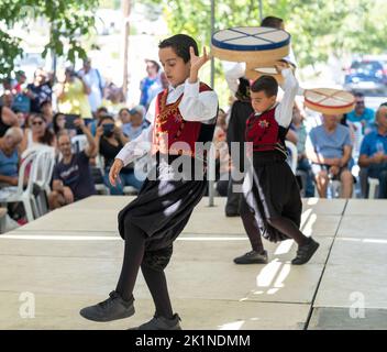 Junge zyprische Tänzer treten in traditionellen Kostümen beim Statos-Agios Fotios Rural Festival in der Region Paphos auf, Zypern. Stockfoto