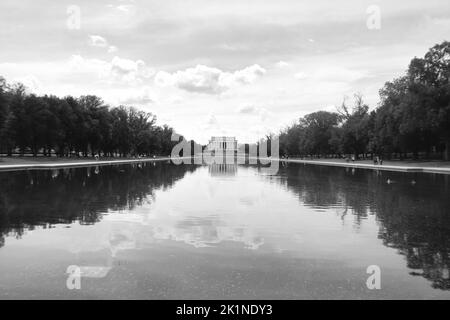 Schwarzweiß-Landschaftsfoto des Lincoln Memorial und des reflektierenden Pools in der National Mall in Washington, D.C. Stockfoto