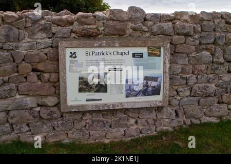 Heysham Head, St. Patrick's Chapel ist ein ruiniertes Gebäude, das auf einer Landzunge über der St. Peter's Church in Heysham, Lancashire, England, steht. Stockfoto