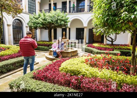 Bogota Kolumbien,La Candelaria Centro Historico zentrales historisches Stadtzentrum Carrera 4 Calle 11 Museo Botero,teen teens Teenage Teenager Tee Stockfoto