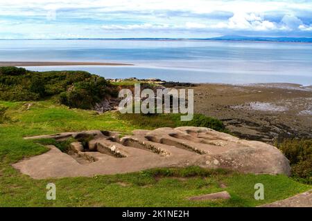 Heysham Head, St. Patrick's Chapel ist ein ruiniertes Gebäude, das auf einer Landzunge über der St. Peter's Church in Heysham, Lancashire, England, steht. Stockfoto