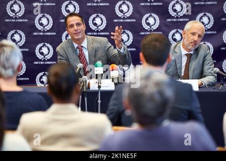 Was getan wurde, wird allen zugute kommen. Eine Gruppe von Geschäftsleuten auf einer Pressekonferenz. Stockfoto