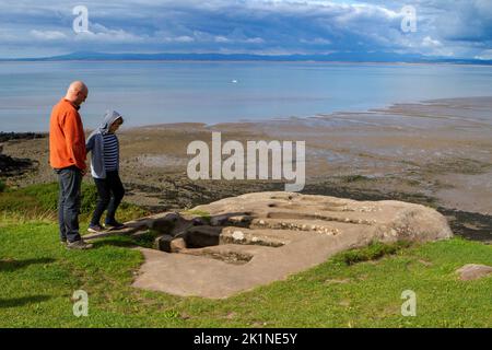 Heysham Head, St. Patrick's Chapel ist ein ruiniertes Gebäude, das auf einer Landzunge über der St. Peter's Church in Heysham, Lancashire, England, steht. Stockfoto