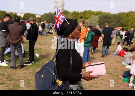 Tausende von Mitgliedern der Öffentlichkeit sehen das Staatsbegräbnis von Königin Elizabeth II. Auf großen Leinwänden im Londoner Hyde Park. Stockfoto