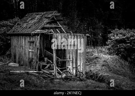 Verlassene Schuppen in den schottischen Highlands mit einem alten verrosteten Fahrrad Stockfoto