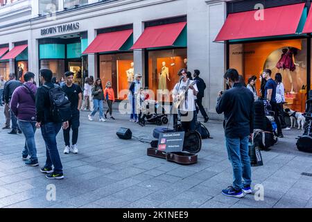 Michael Ennis Busking in der Grafton Street, Dublin, Irland. Stockfoto