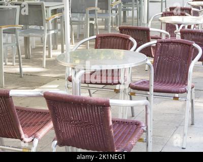 Die Terrasse eines Cafés ist aufgrund der Auswirkungen der Inflation verlassen. Stockfoto