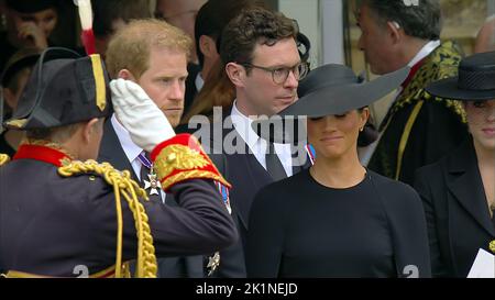 Queen’s State Funeral 19.9.22 St. George’s Chapel Ein Gruß für Meghan und Harry nach dem Verlassen des Kapellenbildes bis Pixel8000 Stockfoto