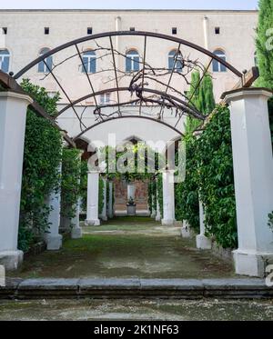 Säulen des Klosters St. Chiara in Neapel, Italien Stockfoto