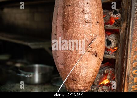 Küchenchef schneidet traditionelle türkische Gerichte Shawarma Fleischspender Kebab im Restaurant im Freien. , Türkischer Kebab-iskender-Döner Stockfoto