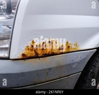 Oberflächenrost auf der Karosserie eines weißen Transporters oder LKWs Stockfoto