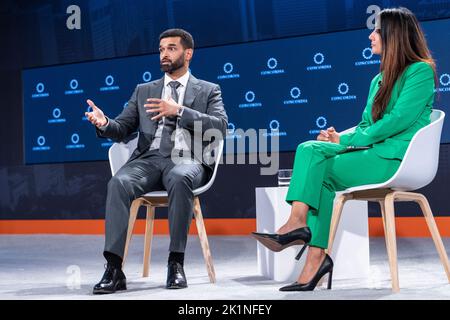 New York, NY - 19. September 2022: Seine Exzellenz Hassan Al THawadi im Gespräch mit Reshmin Chowdhury auf dem Concordia Summit am Sheraton Times Square Stockfoto