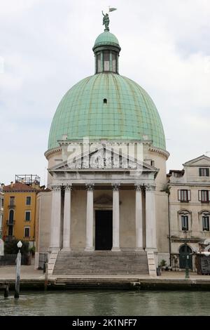 Kuppel der Kirche in der Nähe des Bahnhofs von Venedig in Italien genannt SAN SIMEON PICCOLO ohne Menschen Stockfoto