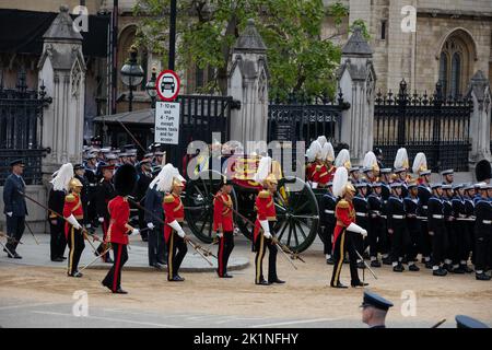 London, England. 19.. September 2022. Der Sarg von Königin Elizabeth II verlässt den Palast von Westminster für die Monarch's State Funera in Westminster Abbey. Der lange regierende Monarch war am 8.. September gestorben. Quelle: Kiki Streitberger / Alamy Live News Stockfoto