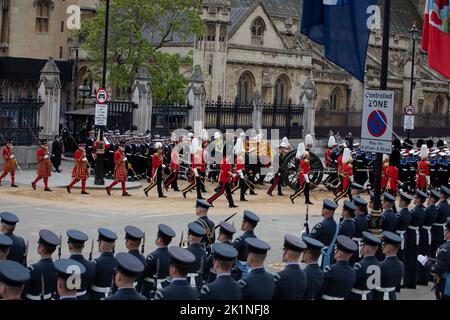 London, England. 19.. September 2022. Der Sarg von Königin Elizabeth II. Wurde zur westminster Abbey für das Monarch's State Funeral gebracht.das Ereignis war eines der größten, das das Land je gesehen hat. Quelle: Kiki Streitberger / Alamy Live News Stockfoto