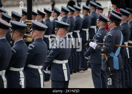 London, England. 19.. September 2022. Mitglieder der Royal Air Force nahmen an einer Prozession zum Staatsfuneral von Königin Elizabeth II. Teil Die Veranstaltung fand heute in London und Windsor statt und war eine der größten Veranstaltungen, die das Land je gesehen hat. Quelle: Kiki Streitberger / Alamy Live News Stockfoto