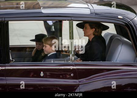 London, England. 19. September 2022. Die Prinzessin von Wales und ihre Kinder Prinz George und Prinzessin Charlotte verlassen Westminster Abbey nach dem Gottesdienst für die Staatsbeerdigung Ihrer Majestät Königin Elizabeth II Die Beerdigung war eines der größten Ereignisse, die das Land je gesehen hat. Kredit: Kiki Streitberger / Alamy Live News Stockfoto