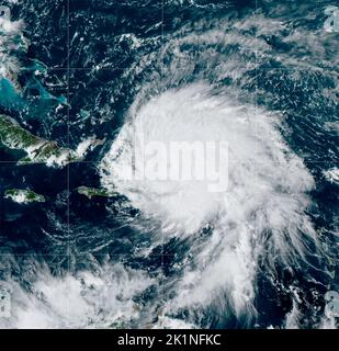 Modis Noaa, Erdorbit. 19. September 2022. MODIS NOAA, ERDORBIT. 19. September 2022. Hurrikan Fiona, der sich nordöstlich über die Dominikanische Republik bewegt A, hinterlässt einen Sturm, der Puerto Rico beschädigt hat, gesehen vom MODIS-NOAA-Satelliten, 19. September 2022 in Earth Orbit. Der Sturm hat die gesamte Insel Puerto Rico mit Strom versorgt und katastrophale Überschwemmungen verursacht. Kredit: MODIS NOAA/NOAA/Alamy Live Nachrichten Stockfoto