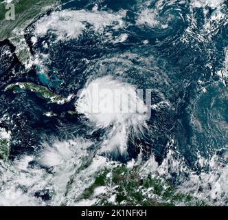 Modis Noaa, Erdorbit. 19. September 2022. MODIS NOAA, ERDORBIT. 19. September 2022. Hurrikan Fiona, der sich nordöstlich über die Dominikanische Republik bewegt A, hinterlässt einen Sturm, der Puerto Rico beschädigt hat, gesehen vom MODIS-NOAA-Satelliten, 19. September 2022 in Earth Orbit. Der Sturm hat die gesamte Insel Puerto Rico mit Strom versorgt und katastrophale Überschwemmungen verursacht. Kredit: MODIS NOAA/NOAA/Alamy Live Nachrichten Stockfoto