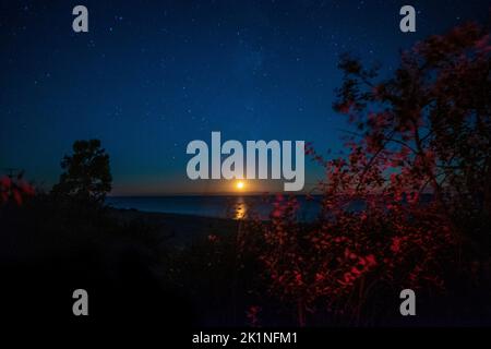 Moonset und Sterne am Point Betsie Lighthouse, Michigan, USA Stockfoto