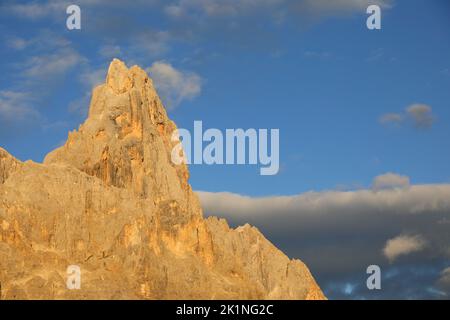 Berg Cimon della Pala auf den Dolomiten in Italien orange gefärbt durch optische phänomenona namens Alpenglow, die das Licht der Umgebung reflektiert Stockfoto
