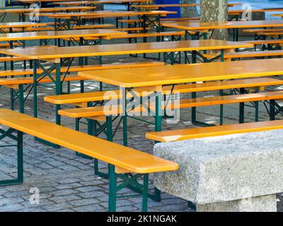 Die Terrasse eines Cafés ist aufgrund der Auswirkungen der Inflation verlassen. Stockfoto