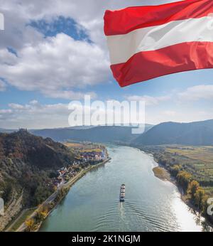 Panorama von Dürnstein Dorf mit Schiff auf Donau im Herbst in Österreich, UNESCO Stockfoto