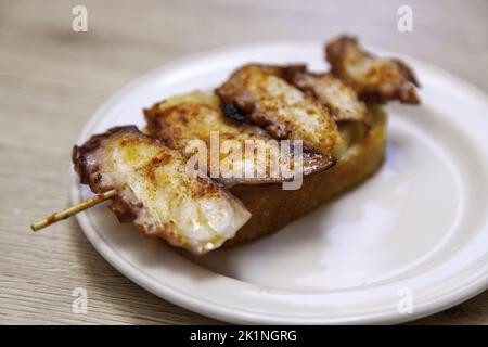 Octopus Tapa Detail, typisch spanische Küche, traditionell und Gesundheit Stockfoto