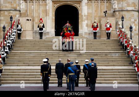 König Charles III, die Prinzessin Royal, der Herzog von York, der Graf von Wessex, der Prinz von Wales, der Herzog von Sussex, Peter Phillips, der Graf von Snowden, Der Herzog von Gloucester und der Vizeadmiral Sir Tim Laurence sehen zu, wie Sargträger den Sarg von Königin Elizabeth II. In die St. George's Chapel in Windsor Castle, Berkshire, tragen, während er für den Einbindungsservice ankommt. Bilddatum: Montag, 19. September 2022. Stockfoto