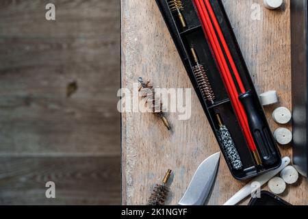 Set von Werkzeugen für die Reinigung und Reparatur von Waffen in der Werkstatt Stockfoto