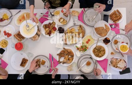 Draufsicht auf muslimische Familie, die während des Ramadan Iftar hatte Monat Stockfoto