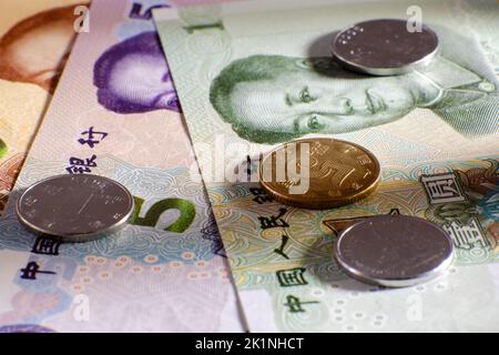 Chinesisches Yuan-Geld, Münzen und Banknoten aus nächster Nähe. Geld mit einem Porträt von Mao Zedong und Yuan-Münzen aus China Stockfoto