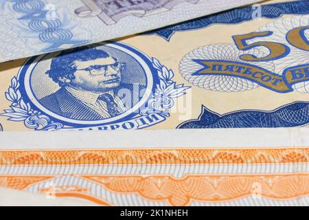 Altes Geld MMM Mavrodi auf weißem Hintergrund, isolierte Banknoten aus Russland. Finanzpyramide von 1994 Stockfoto