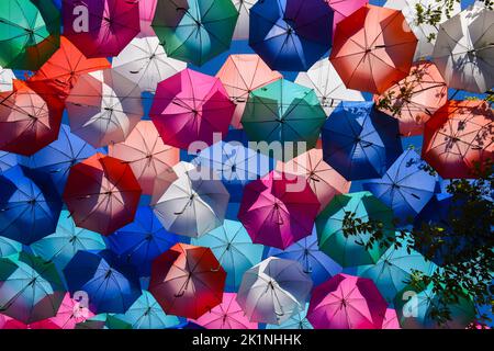 Bunte Regenschirme gegen den Himmel Stockfoto