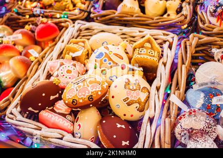 Weihnachtsdekoration in Körben auf einem traditionellen Weihnachtsmarkt Stockfoto