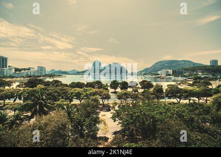 Weitwinkel-Panoramabild eines Botafogo-Bezirks von Rio de Janeiro, Brasilien mit einer Bucht mit Booten und einem touristischen Berg Zuckerhut (Pão de Açúcar Stockfoto