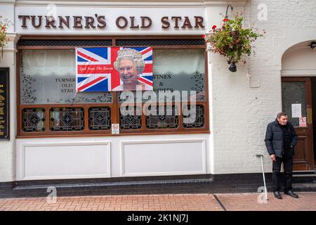 London, Großbritannien, Montag, 19.. September 2022.Flagge mit der kürzlich verstorbenen Königin Elizabeth II, die vor dem Turners Old Star Pub in Wapping, London, UK, an der Wand hängt Foto Horst A. Friedrichs Alamy Live News Stockfoto