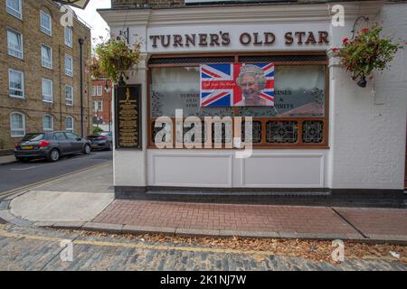 London, Großbritannien, Montag, 19.. September 2022.Flagge mit der kürzlich verstorbenen Königin Elizabeth II, die vor dem Turners Old Star Pub in Wapping, London, UK, an der Wand hängt Foto Horst A. Friedrichs Alamy Live News Stockfoto