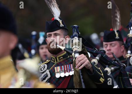 Windsor, Großbritannien. 19. September 2022. Piper der massierten Pfeifen und Trommeln schottischer und irischer Regimenter werden am Montag, den 19. September, im Schloss Windsor zum Einbindungsservice für Königin Elizabeth IIl in Windsor, England, gesehen. 2022. Foto von SSgt Dek Traylor, UK Ministry of Defense/UPI Credit: UPI/Alamy Live News Stockfoto