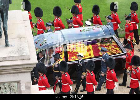 Windsor, Großbritannien. 19. September 2022. Der Leichenwagen, der den Sarg der britischen Königin Elizabeth trägt, fährt im Vorfeld des Beileihedienstes für Königin Elizabeth II. In der St. George's Chapel in Windsor, England, am Montag, dem 19. September, 2022. Foto von CPL Nichola Egan, RAF/UPI Kredit: UPI/Alamy Live News Stockfoto