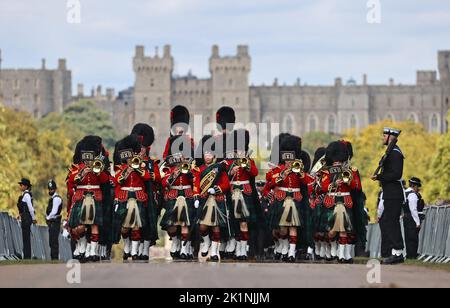 Windsor, Großbritannien. 19. September 2022. Piper der massierten Pfeifen und Trommeln schottischer und irischer Regimenter werden am Montag, den 19. September, im Schloss Windsor zum Einbindungsservice für Königin Elizabeth IIl in Windsor, England, gesehen. 2022. Foto von SSgt Dek Traylor, UK Ministry of Defense/UPI Credit: UPI/Alamy Live News Stockfoto