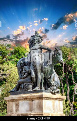 Eine Statue oder Skulptur namens Girona von Antoni Perera. Das Kunstwerk befindet sich auf der Plaza de Catalunya. Stockfoto