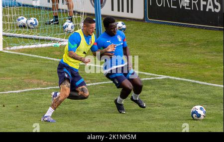 Florenz, Italien. 19. September 2022. Italyâ´s Mateo Politano und Wilfred Gnonto während der Pressekonferenz und der Italienschulung, andere in Florenz, Italien, September 19 2022 Quelle: Independent Photo Agency/Alamy Live News Stockfoto