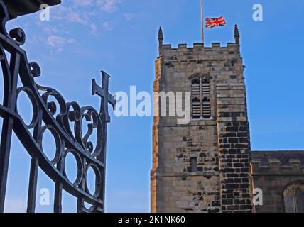 St Michael and All Angels Church, Mottram Parish, mit Blick auf das Dorf Mottram in Longdendale, Hyde, Tameside, Manchester, England, Großbritannien, SK14 6JL Stockfoto