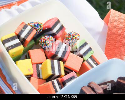 Bunte Tüte mit ansprechenden gemischten Lakritze aller Art Stockfoto