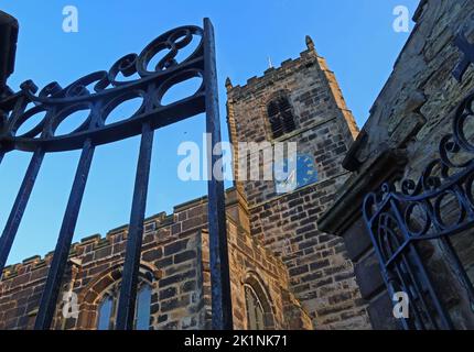 Gate of St Michael and All Angels Church, Mottram Parish, mit Blick auf das Dorf Mottram in Longdendale, Hyde, Tameside, Manchester, England, Großbritannien, SK14 6JL Stockfoto