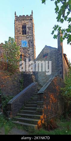 St Michael and All Angels Church, Mottram Parish, mit Blick auf das Dorf Mottram in Longdendale, Hyde, Tameside, Manchester, England, Großbritannien, SK14 6JL Stockfoto