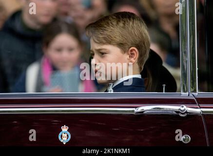 Westminster, London, Großbritannien. 19. September 2022. Prinz George, Sohn von William und Catherine, Prinz und Prinzessin von Wales auf der Beerdigung von Königin Elizabeth II.. Kredit: Newspics UK London/Alamy Live Nachrichten Stockfoto