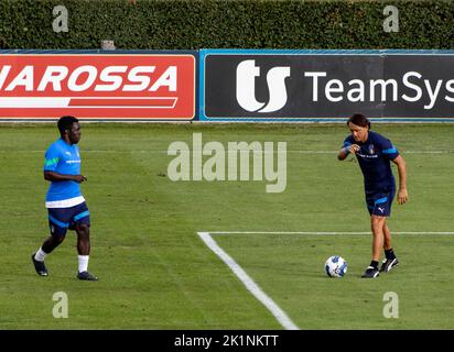 Florenz, Italien. 19. September 2022. Cheftrainer Roberto Mancini und Wilfried Gnonto während der Pressekonferenz und der Italien-Trainingseinheit, andere in Florenz, Italien, September 19 2022 Quelle: Independent Photo Agency/Alamy Live News Stockfoto