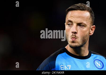 Mailand, Italien. 18. September 2022. Amir Rrahmani vom SSC Napoli schaut vor dem Fußballspiel der Serie A zwischen dem AC Mailand und dem SSC Napoli nach. Kredit: Nicolò Campo/Alamy Live Nachrichten Stockfoto